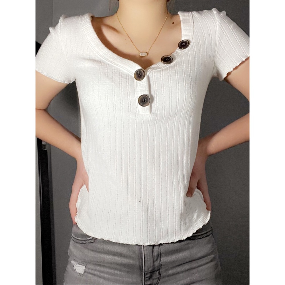 American Eagle white botton up top. Size small. In great condition!